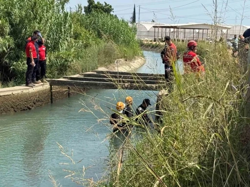 Sulama kanalında aranan sera iş&ccedil;isinden acı haber geldi, yakınları sinir krizi ge&ccedil;irdi
