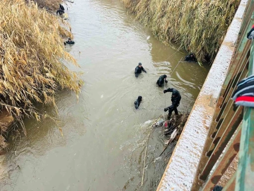 Sulama kanalında kaybolan s&uuml;r&uuml;c&uuml;y&uuml; arama &ccedil;alışmaları s&uuml;r&uuml;yor
