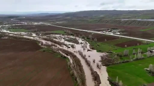 Sular altında kalan tarım arazileri dron ile g&ouml;r&uuml;nt&uuml;lendi
