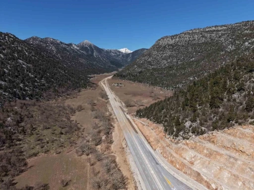 Sular &ccedil;ekildikten sonra yeniden ulaşıma a&ccedil;ılan Antalya-Konya kara yolu havadan g&ouml;r&uuml;nt&uuml;lendi
