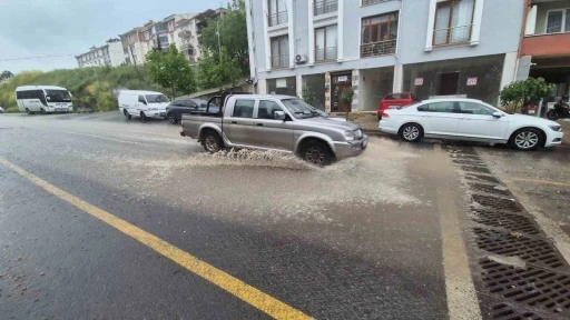 S&uuml;leymanpaşa&rsquo;da şiddetli sağanak: Yollar dereye d&ouml;nd&uuml;
