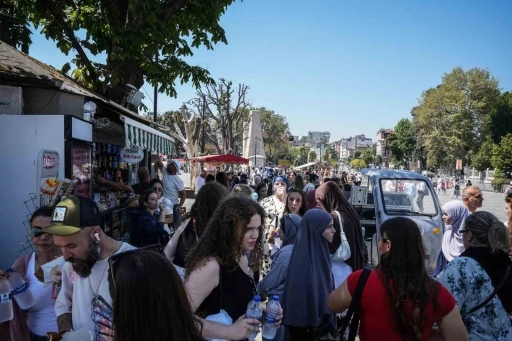 Sultanahmet’te sıcak hava etkisi: Herkesin elinde su şişesi dikkat çekiyor
