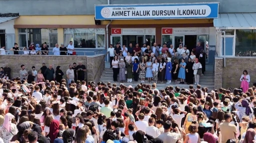 Sultanbeyli&rsquo;de 37 yıllık &ouml;ğretmene duygu dolu uğurlama: &Ouml;ğrencilerinden konfetili s&uuml;rpriz
