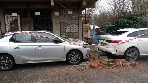 Sultanbeyli&rsquo;de balkon &ccedil;&ouml;kt&uuml;: 2 ara&ccedil; hasar g&ouml;rd&uuml;
