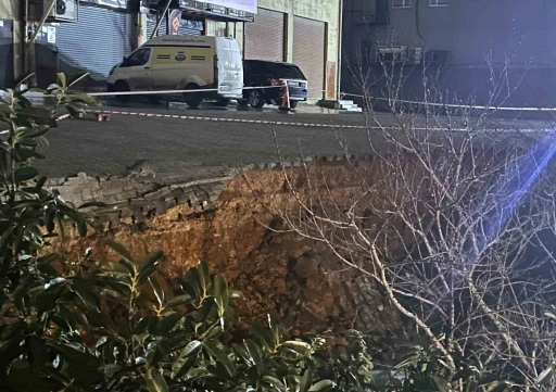 Sultanbeyli&rsquo;de istinat duvarı aracın &uuml;zerine &ccedil;&ouml;kt&uuml;
