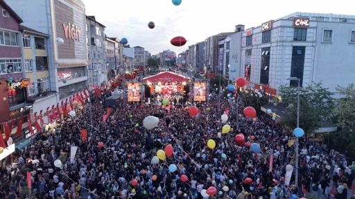 Sultanbeyli&rsquo;de kanseri yenen Zeyd i&ccedil;in binlerce balon g&ouml;ky&uuml;z&uuml;ne bırakıldı
