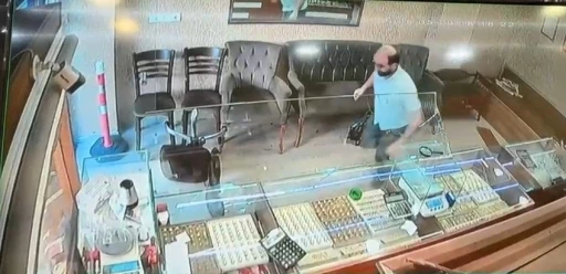 Sultanbeyli’de kuyumcuda silahlı soygun girişimi: Sandalye fırlatarak soyguncuyu kaçırdılar
