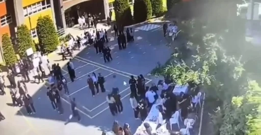 Sultanbeyli’de lise öğrencisi okul bahçesinde arkadaşını bıçakladı, o anlar kameraya yansıdı
