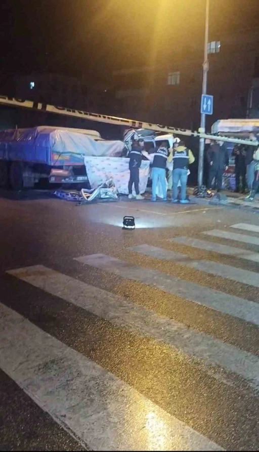 Sultanbeyli’de polisin &quot;dur&quot; ihtarına uymayan araç tıra arkadan çarptı: 1 ölü
