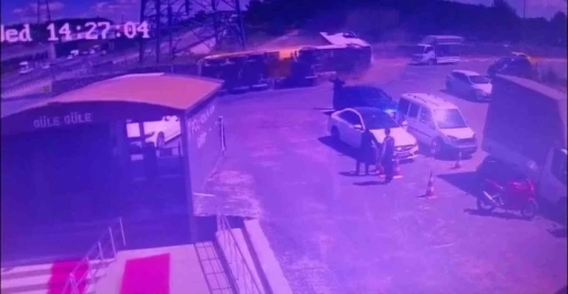 Sultanbeyli’de virajı dönemeyen hafriyat kamyonu otomobilin üzerine devrildi
