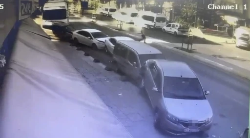 Sultanbeyli’de yokuş aşağı kayan tır, park halindeki 5 araca çarptı
