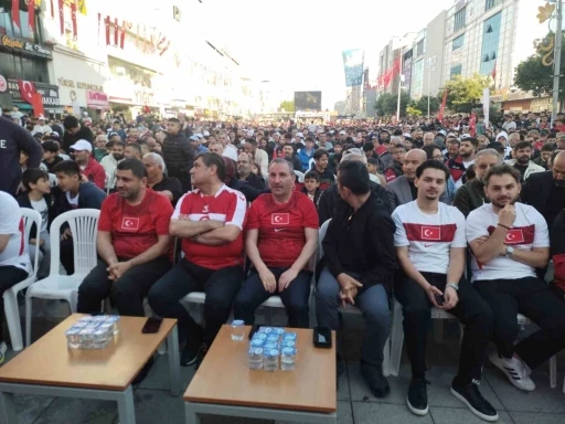 Sultanbeyli Kent Meydanı&rsquo;nda vatandaşlar milli takım i&ccedil;in tek y&uuml;rek oldular
