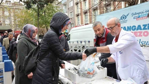 Sultangazi Belediyesi’nden ücretsiz balık dağıtımı
