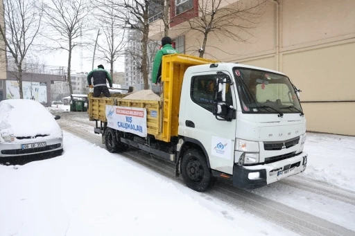 Sultangazi Belediyesi&rsquo;nin kar mesaisi s&uuml;r&uuml;yor

