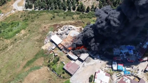 Sultangazi&rsquo;de 2 hafta &ouml;nce yanan plastik eşya deposundan yeniden alevler y&uuml;kseldi
