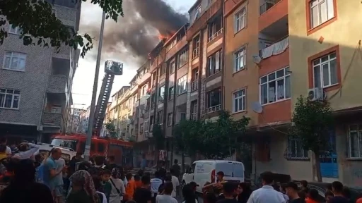 Sultangazi’de 4 katlı binanın çatısında yangın çıktı, alevler yan binalara sıçradı
