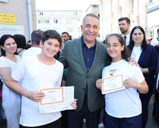 Sultangazi&rsquo;de Başkan Dursun, &ouml;ğrencilerin karne heyecanına ortak oldu
