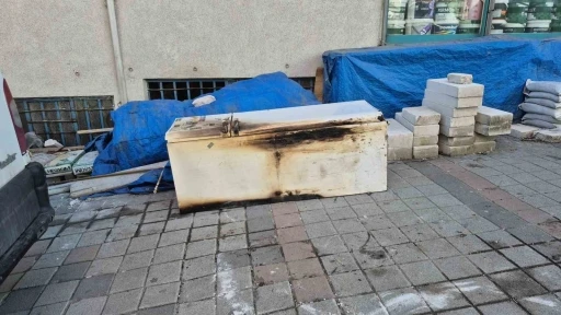 Sultangazi&rsquo;de &ccedil;ıkan yangında zabıta ekibinin anonsu binayı boşalttı
