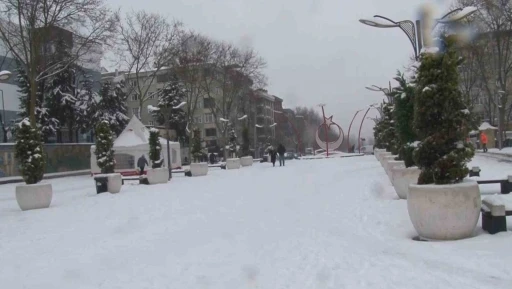 Sultangazi&rsquo;de &ccedil;ocuklar kardan adam yaptı, karın keyfini &ccedil;ıkardı
