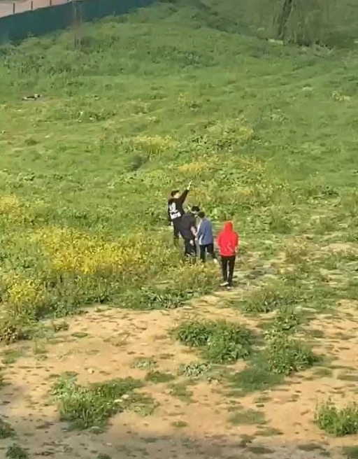 Sultangazi’de çocukların tehlikeli oyunu cep telefonu kamerasında: Boş arazide etrafa rastgele ateş açtılar
