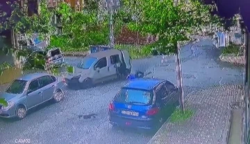 Sultangazi’de feci kaza kamerada: Hafif ticari araç ile çarpışan motosikletli 2 kişi havaya savruldu
