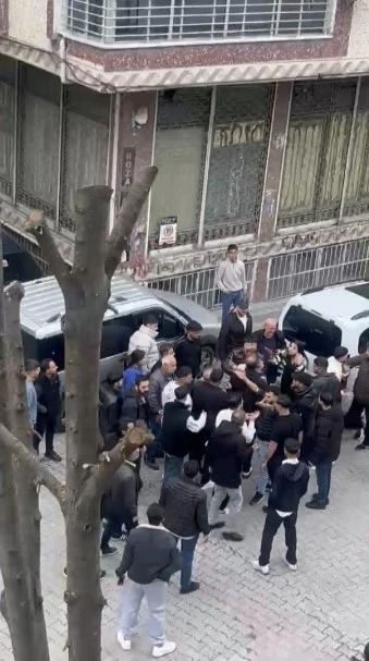 Sultangazi&rsquo;de iki grup birbirine girdi: Silahların kullanıldığı kavgada 1 g&ouml;zaltı
