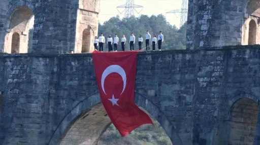 Sultangazi&rsquo;de istiklal ruhu tarihi mekanlarla buluştu: Gen&ccedil;lerden anlamlı klip
