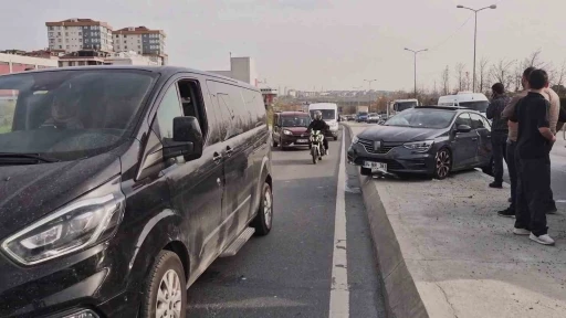 Sultangazi’de kamyonun sıkıştırdığı otomobil refüje çıktı: 1 Yaralı

