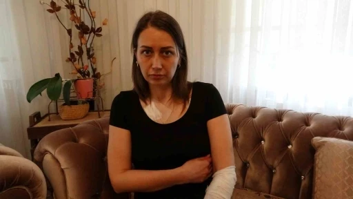 Sultangazi&rsquo;de kan donduran saldırı: Marketten bı&ccedil;ak alıp eşinin &ouml;n&uuml;n&uuml; kesti, &ccedil;ocuğunun g&ouml;z&uuml; &ouml;n&uuml;nde 6 yerinden yaraladı
