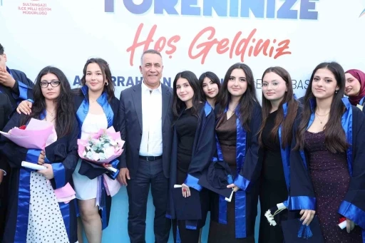 Sultangazi&rsquo;de lise &ouml;ğrencilerinin mezuniyeti coşkuyla kutlandı
