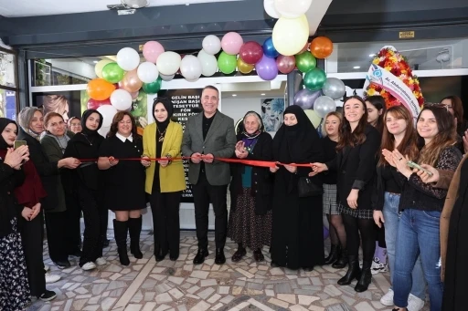 Sultangazi&rsquo;de meslek edindirme kursunu bitirdi hayaline kavuştu
