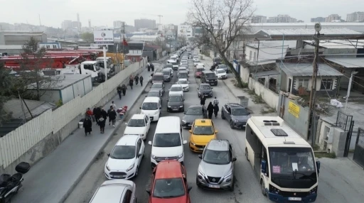 Sultangazi’de mezarlık yolunda kilometrelerce trafik oluştu
