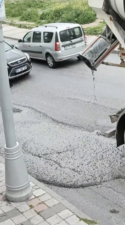 Sultangazi’de mikserden dökülen beton sürücülere zor anlar yaşattı: O anlar kamerada
