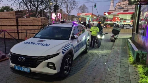 Sultangazi&rsquo;de motosiklet yayaya &ccedil;arptı: Kaza anı kamerada
