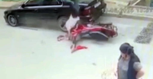 Sultangazi’de motosikletli, park halindeki otomobile çarptı
