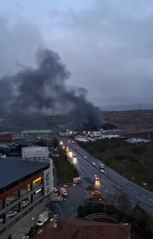 Sultangazi’deki su dolum tesisinde yangın çıktı

