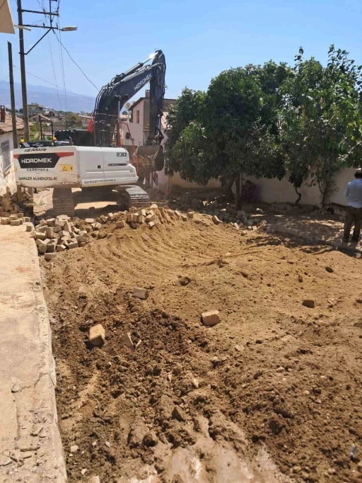 Sultanhisar’da yol yenileme çalışmaları devam ediyor

