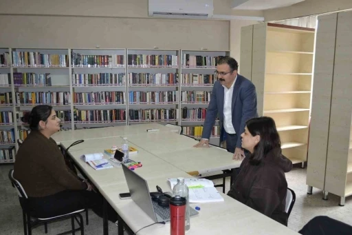 Sultanhisar Kaymakamı Ateş, k&uuml;t&uuml;phanelerde &ccedil;alışmaları yerinde inceledi
