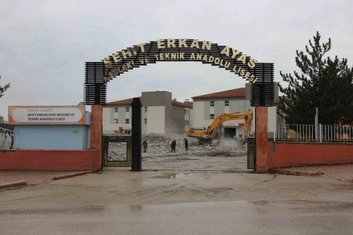 Suluova&rsquo;da 40 yıllık okulun yerine mesleki eğitim &uuml;ss&uuml; yapılıyor
