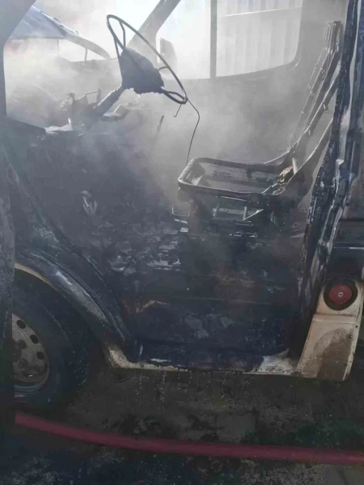 Suluova&rsquo;da park halindeki kamyonet yandı
