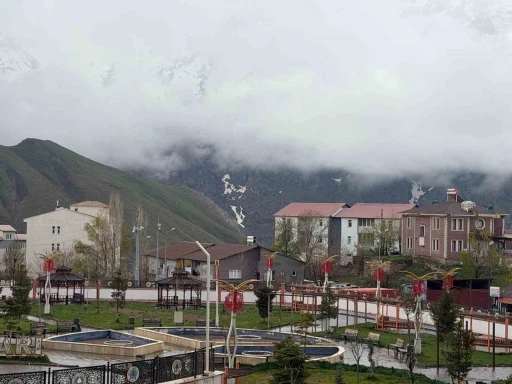 S&uuml;mb&uuml;l Dağı mayısta beyaza b&uuml;r&uuml;nd&uuml;
