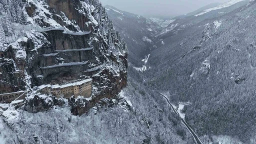 S&uuml;mela Manastırı beyaza, Altındere Vadisi sessizliğe b&uuml;r&uuml;nd&uuml;
