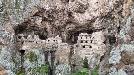 S&uuml;mela&rsquo;yı andıran Alicin Manastırı doğal yapısıyla dikkat &ccedil;ekiyor
