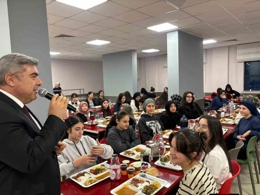 S&uuml;nnetci, iftar programında &ouml;ğretmen ve &ouml;ğrenciler ile bir araya geldi
