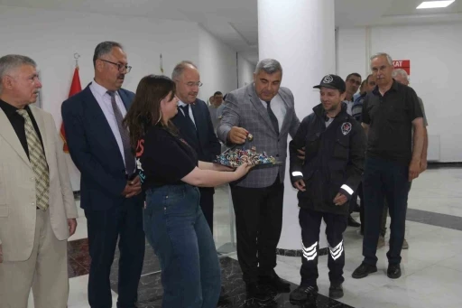 Sünnetci, personelle bayramlaştı
