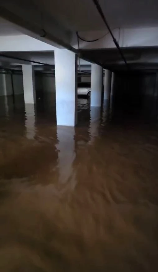 S&uuml;per h&uuml;cre fırtınasının vurduğu Gaziantep&rsquo;te bina otoparkları &ccedil;amurla doldu
