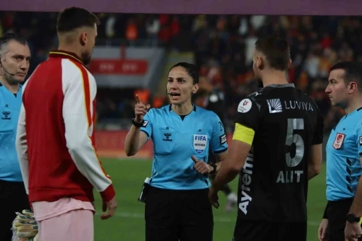 S&uuml;per Lig&rsquo;de 22 yıl sonra kadın hakem d&uuml;d&uuml;k &ccedil;aldı
