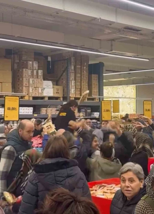 Süpermarkette kampanya izdihama yol açtı
