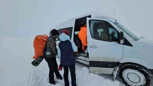 S&uuml;phan Dağı&rsquo;nda mahsur kalan dağcılar kurtarıldı
