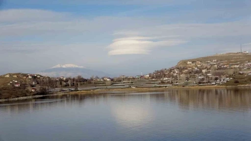 S&uuml;phan Dağı &uuml;zerinde oluşan mercek bulutu g&ouml;renleri hayran bıraktı
